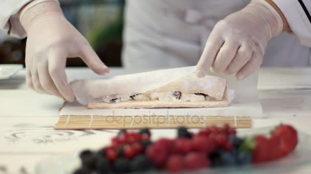 Mãos de chef cozinhar sobremesa . — Vídeo de Stock