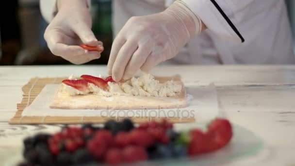 Chefs mãos fazendo sobremesa . — Vídeo de Stock