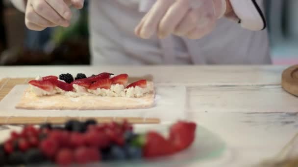 Chef está cozinhando sobremesa . — Vídeo de Stock