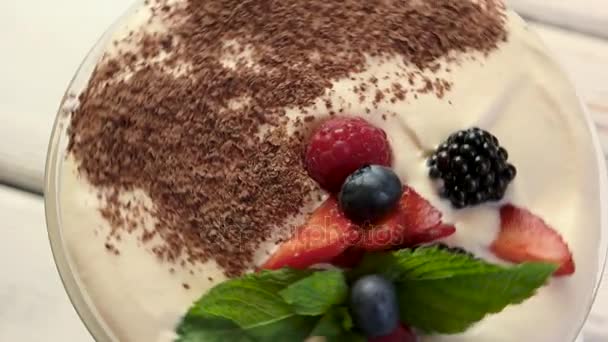 Dessert med choklad smulor. — Stockvideo