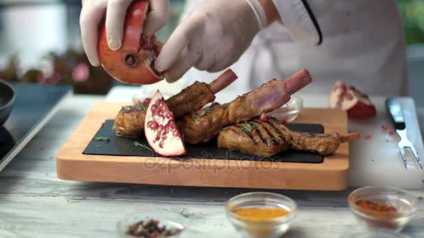 Gekookt vlees op houten bord. — Stockvideo