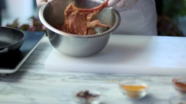 Chef poniendo carne en la sartén . — Vídeo de stock