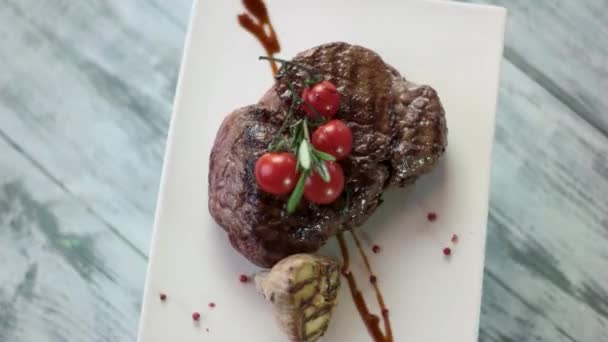 Filete en el plato girando . — Vídeos de Stock