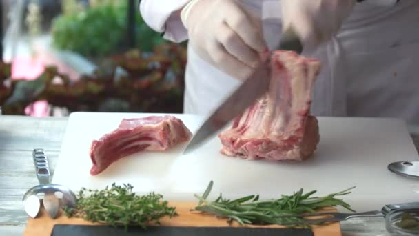 Chef está trabalhando com carne . — Vídeo de Stock