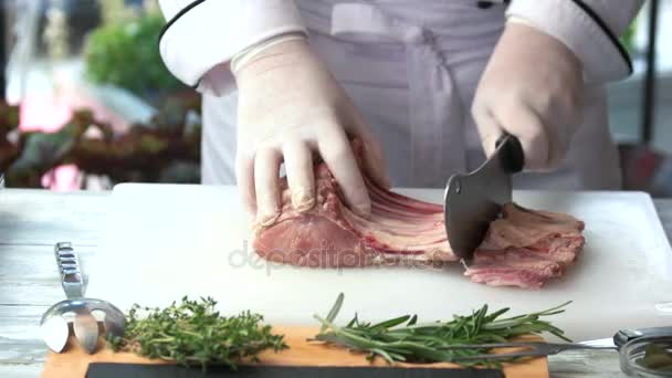 Råa revben på matlagning styrelse. — Stockvideo