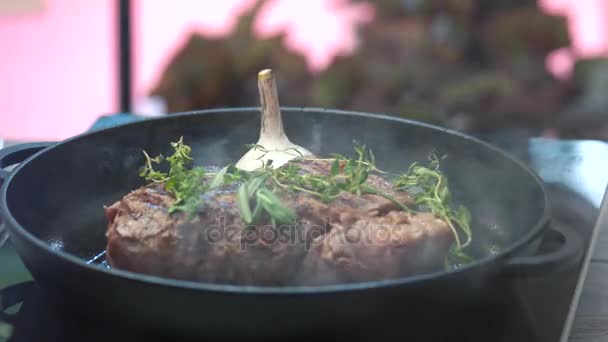 Steak aux herbes sur poêle . — Video