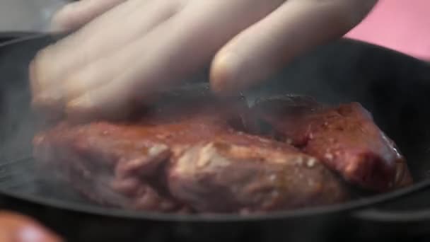 Steak op een koekenpan. — Stockvideo