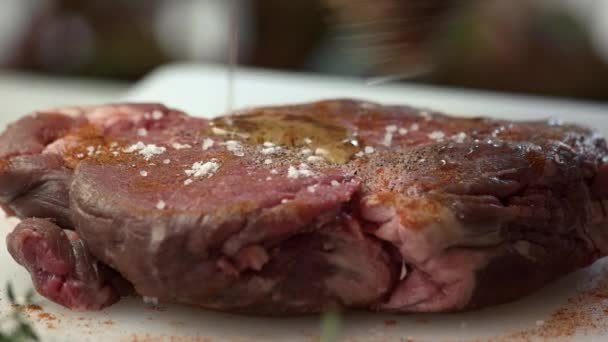 Gros plan sur le steak cru . — Video