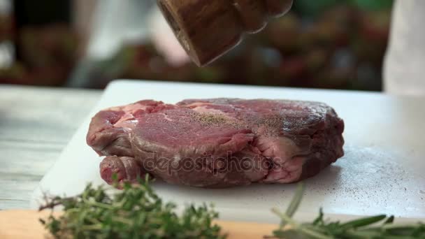 Steak cru sur plaque de cuisson . — Video