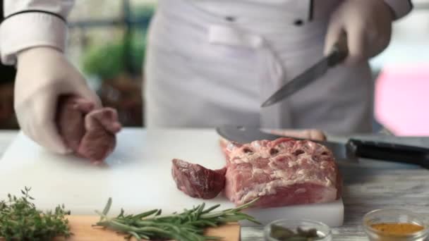 Placa de cozinhar com carne crua . — Vídeo de Stock