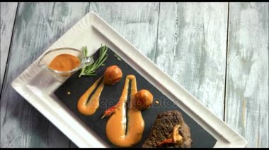 Biftek, sebze ve sos.