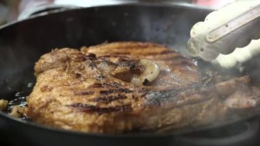 Biftek tava saygısız maşa.