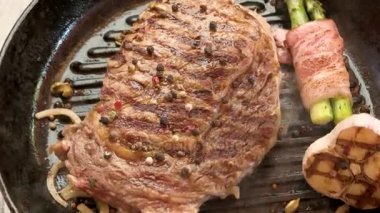 Biftek ile ızgara tava.