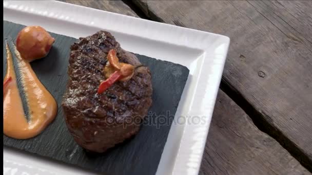 Carne e sugo cotti . — Video Stock