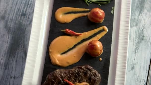 Steak mit Cognacsoße. — Stockvideo