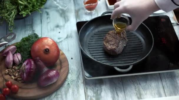 Flamberen vlees op pan. — Stockvideo