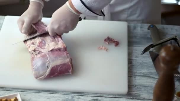 Rått kött och kockar händer. — Stockvideo