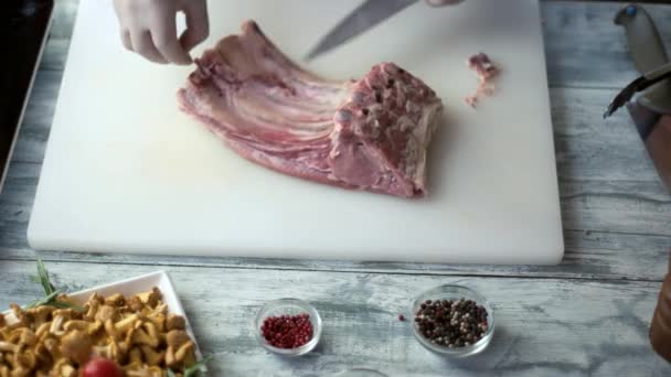 Chefs manos y carne cruda . — Vídeo de stock