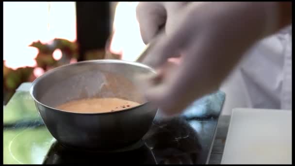 Šéfkuchař vaří omáčky. — Stock video