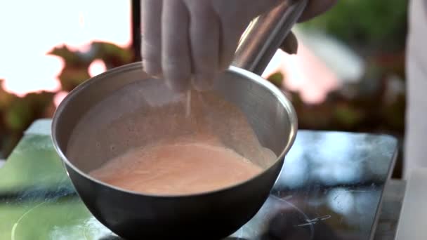 Chef cozinha molho . — Vídeo de Stock