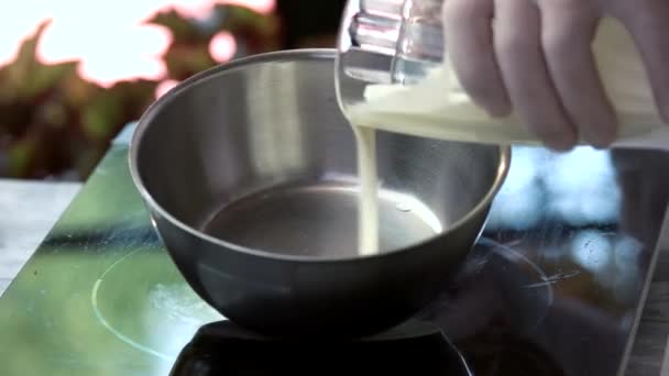 Crème gieten in de pan. — Stockvideo