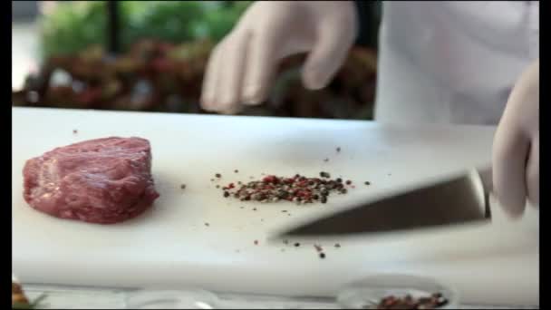 Kus syrové maso a koření. — Stock video