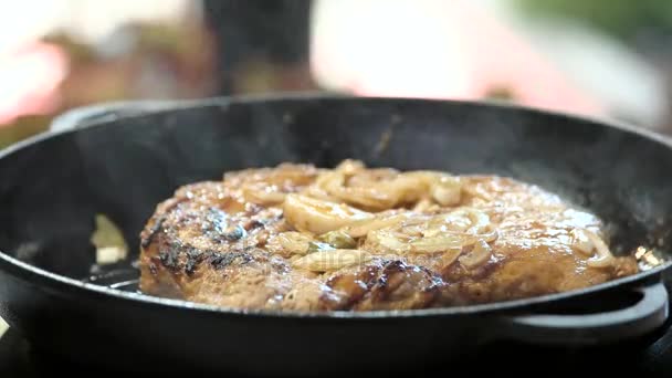 Μαγείρεμα μπριζόλα στο τηγάνι γκριλ. — Αρχείο Βίντεο