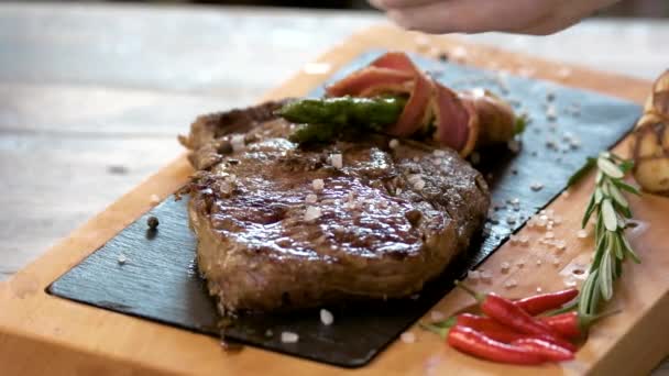 Carne cozida em uma tábua . — Vídeo de Stock