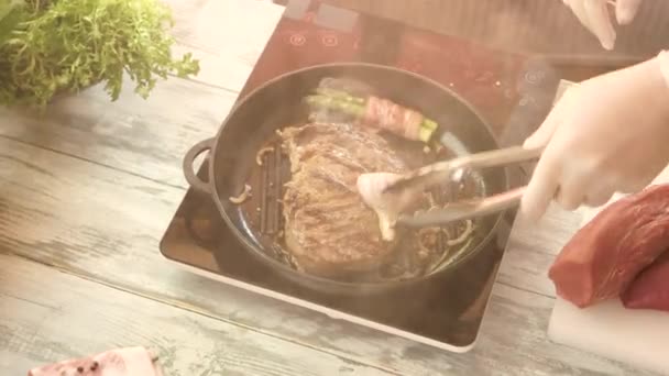 Friture de steak dans la poêle . — Video