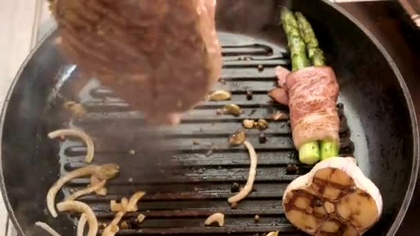 Frituren een steak in de pan. — Stockvideo