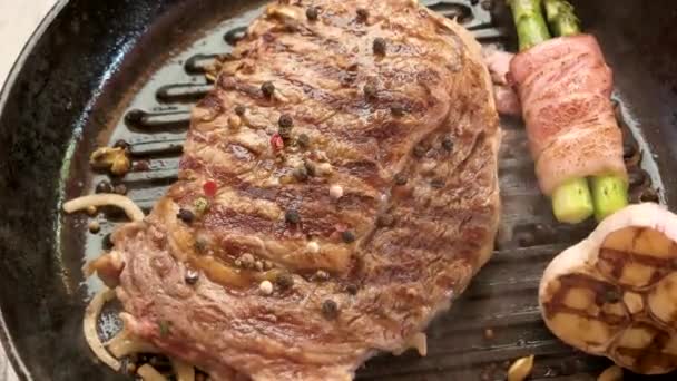 Poêle à griller avec steak . — Video