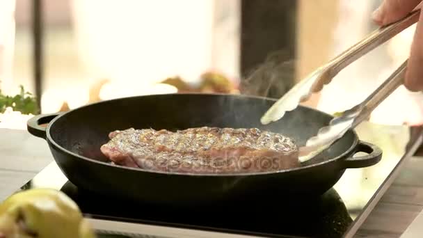 Vlees op een grill pan. — Stockvideo