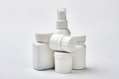 Beyaz plastik ilaç kutuları.