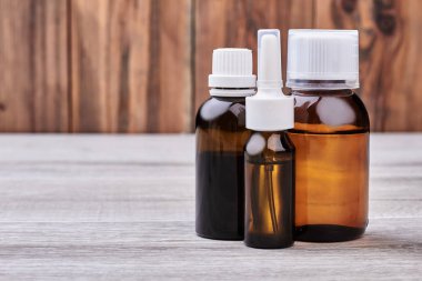 Ahşap arka plan tıp şişe.