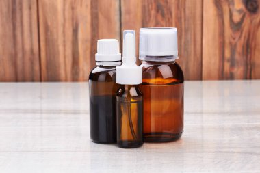 Ahşap yüzey üzerinde ilaç şişeleri.