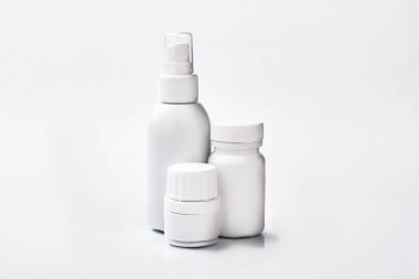 İzole plastik ilaç şişeleri.