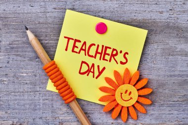 Dekoratif güneş, kalem ve kart.