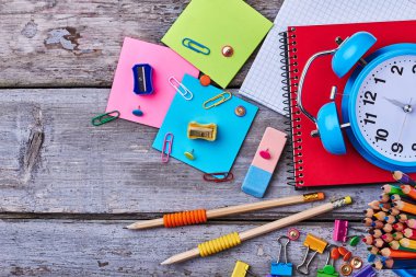 Defter, kalem ve kelepçeler.