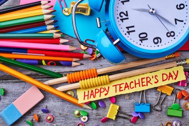 Boya kalemi, çalar saat ve kart.