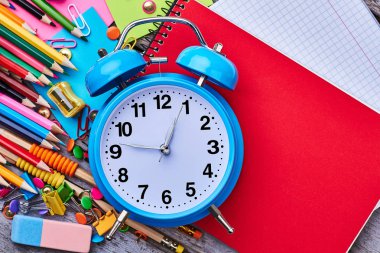 Alarm saati ve defter.