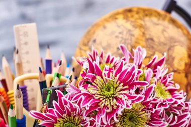 Dünya Küre, ileti örneği ve çiçekler.