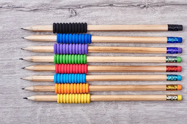 Графітові олівці на дерев'яному тлі . — стокове фото