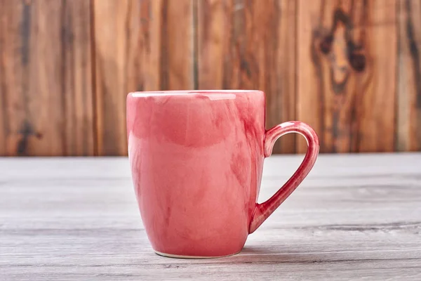 Tasse rose sur fond en bois . — Photo