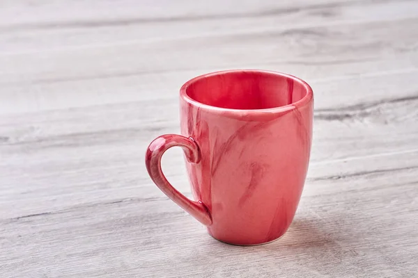 Caneca vazia em pano de fundo de madeira . — Fotografia de Stock