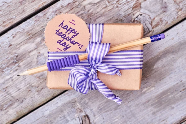 Caja de regalo, lápiz y lazo . — Foto de Stock