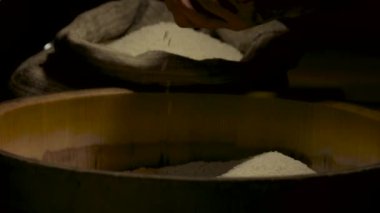 Pirinç ve adamın elleri.