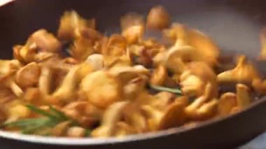 Kızartma tavası chanterelles ile.