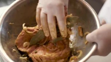 Baharatlı çiğ et kase.