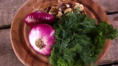 Ahşap arka plan üzerinde mor soğan.