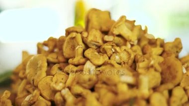 Chanterelles yığını.